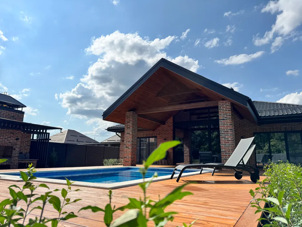 Вилла с бассейном и сауной вблизи леса