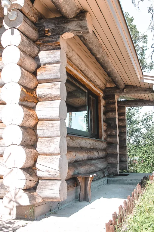 Дом у озера из натурального дерева