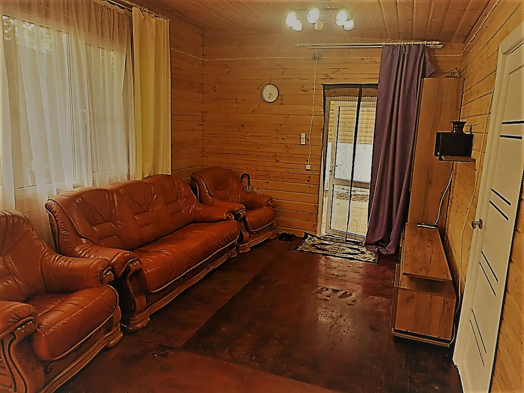 Дом с двумя спальнями, кухней, гостиной, на отдельной территории