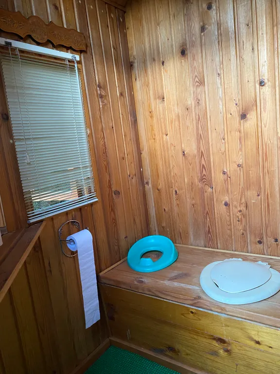 Дом на живописном берегу реки в деревне Пачеболка