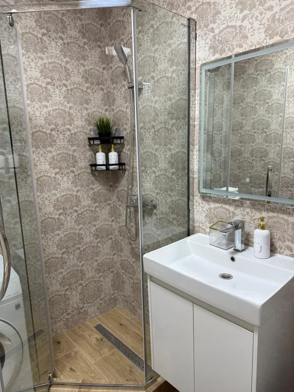 Новая квартира в центре города с видом на город и гору Змейку