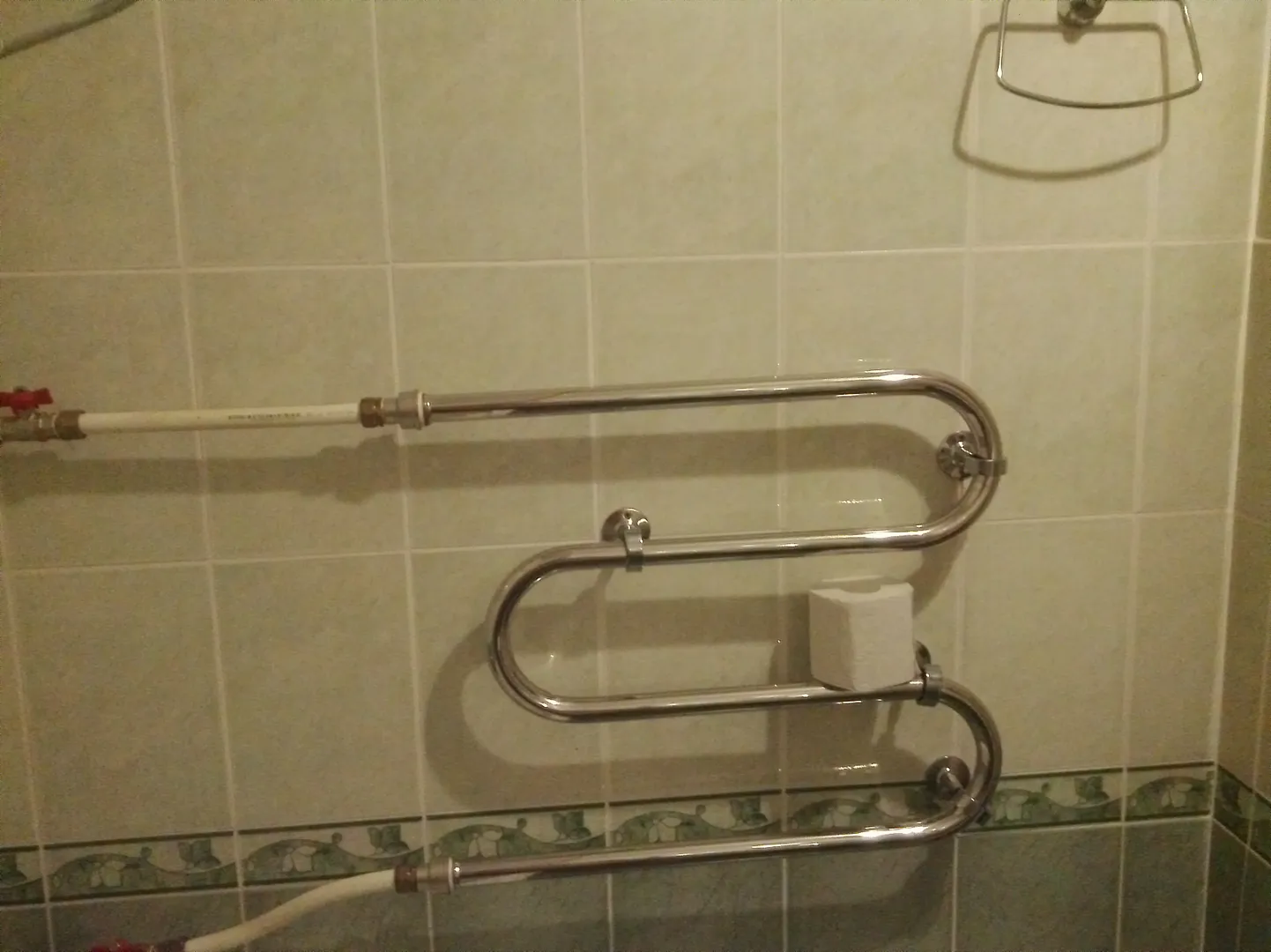 Современные трубы в ванной комнате.