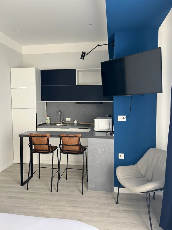 Студия с одной большой кроватью и видом на город