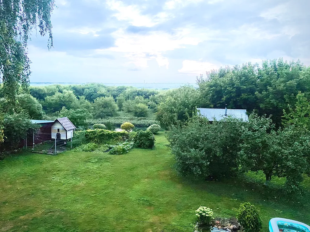 Дом и баня на берегу реки