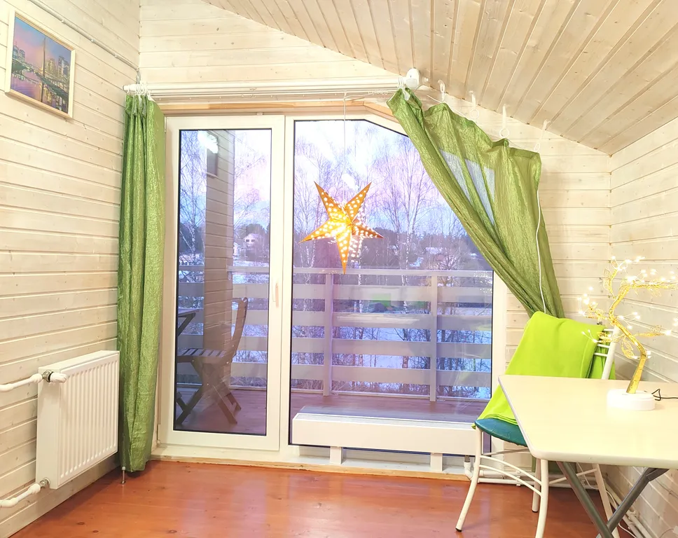 Птица синица House с огромным балконом у озера