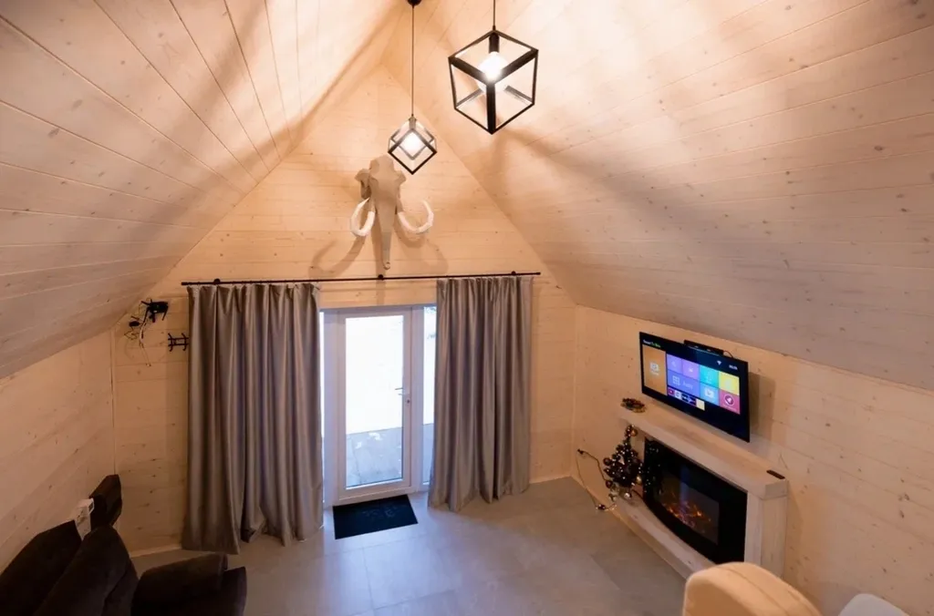 Уютный дом в черте города в окружении леса