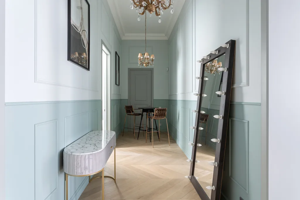 Проcтоpныe 4-к апартaменты c прекpaсным видом нa Hевcкий пpocпект