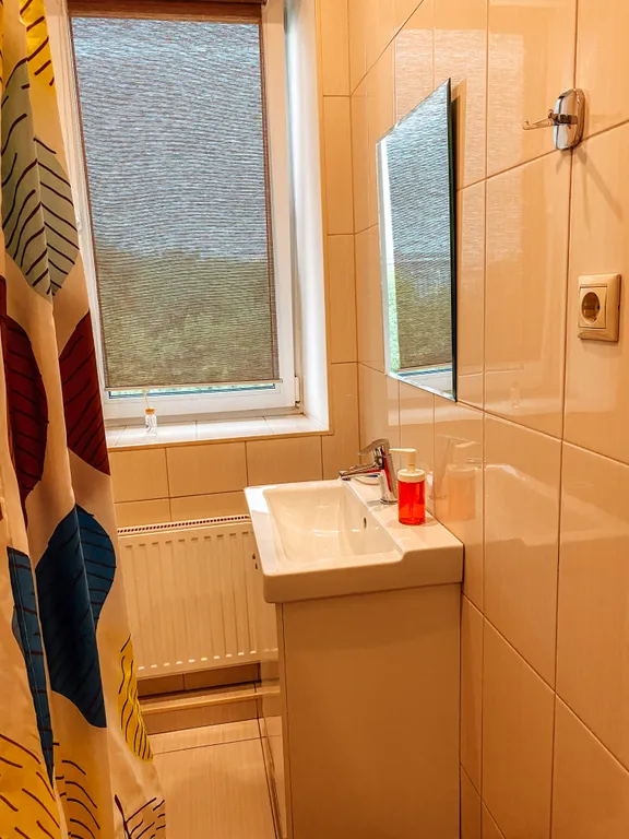 Комната с парковкой и местом для отдыха на улице