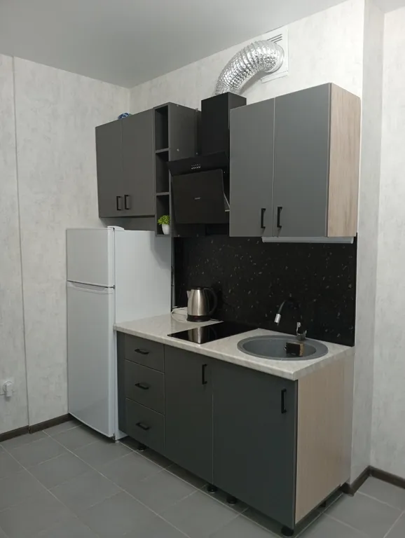 Уютная квартира с панорамными окнами и видом на озеро