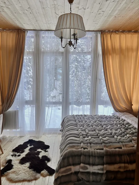 Коттедж в окружении реки,гор и леса