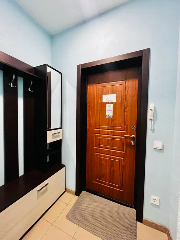 Однокомнатная квартира с диваном и тв на кухне