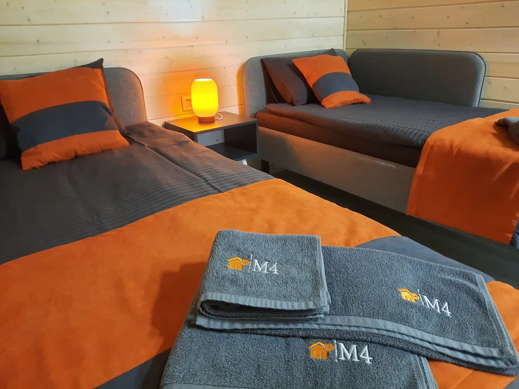 Уютный четырехместный Домик де-люкс с отдельными кроватями