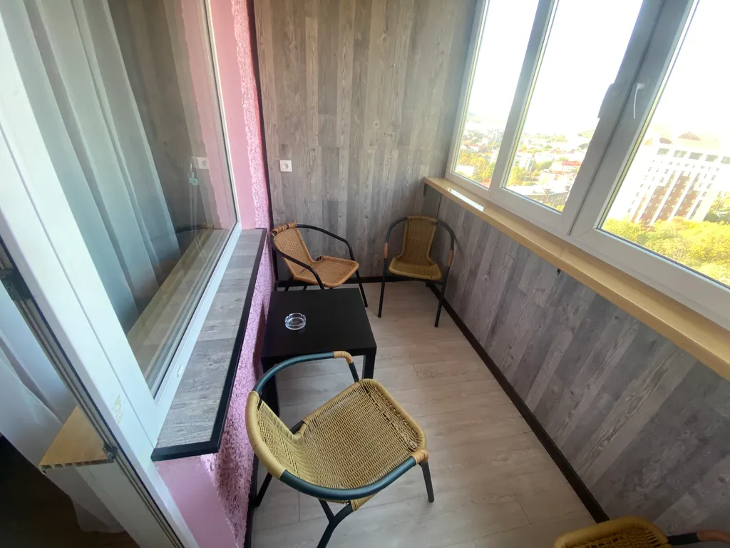 2-комнатная квартира с балконом и видом на город и залив