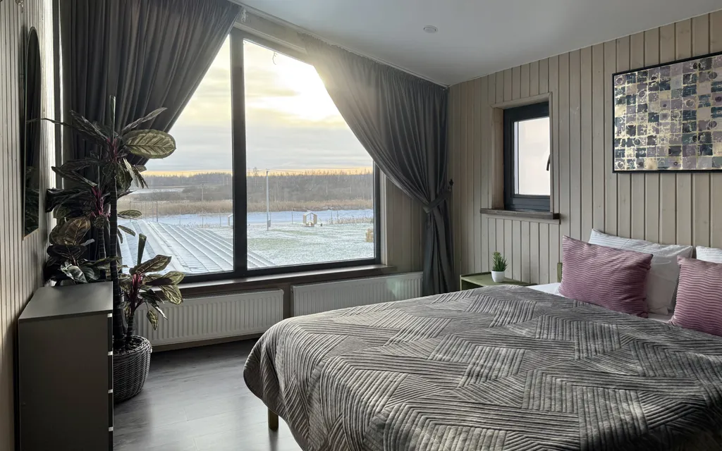 Семейный дом на берегу реки