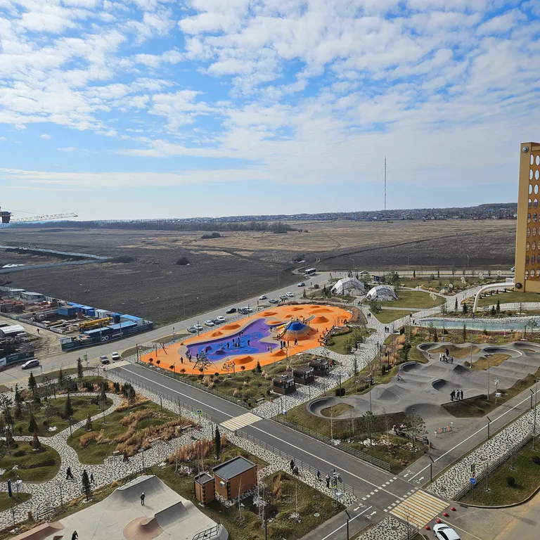 Студия Золотая карта с видом на сквер