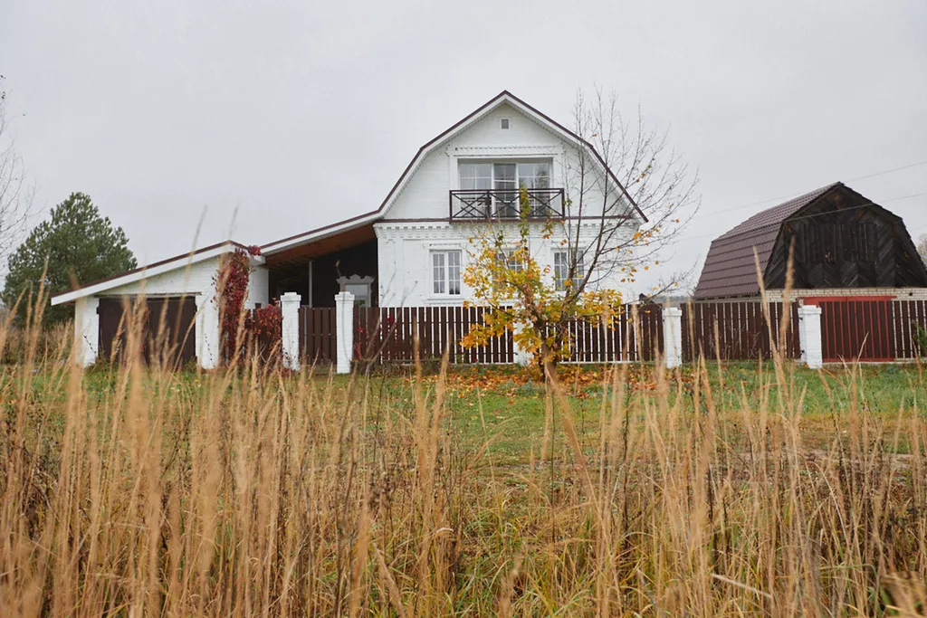 Уютный светлый дом в окружении природы