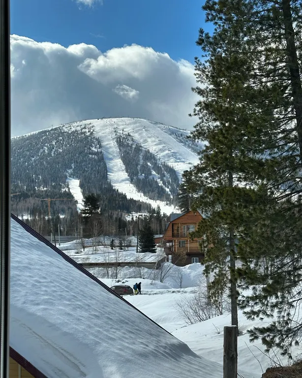 Уютный дом с красивым видом на зелёную гору