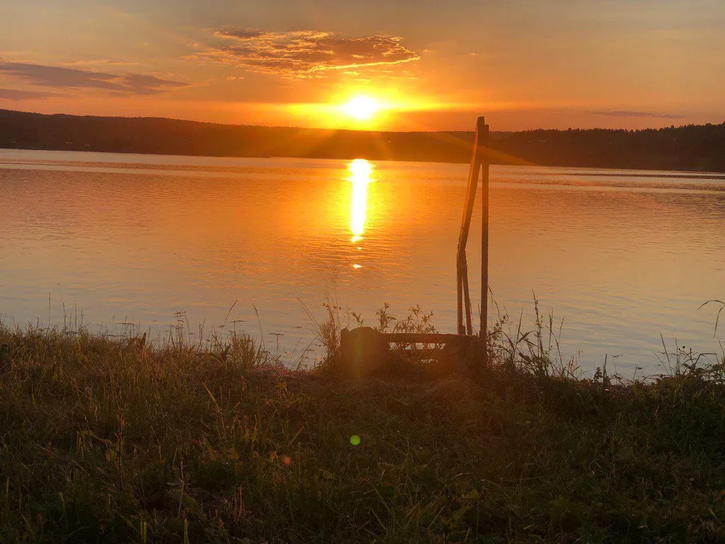 Новый дом в стиле барн Хаус на берегу реки