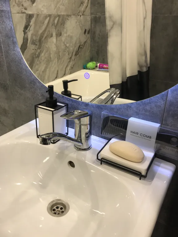 Современная шикарная с новым дизайнерским ремонтом квартира