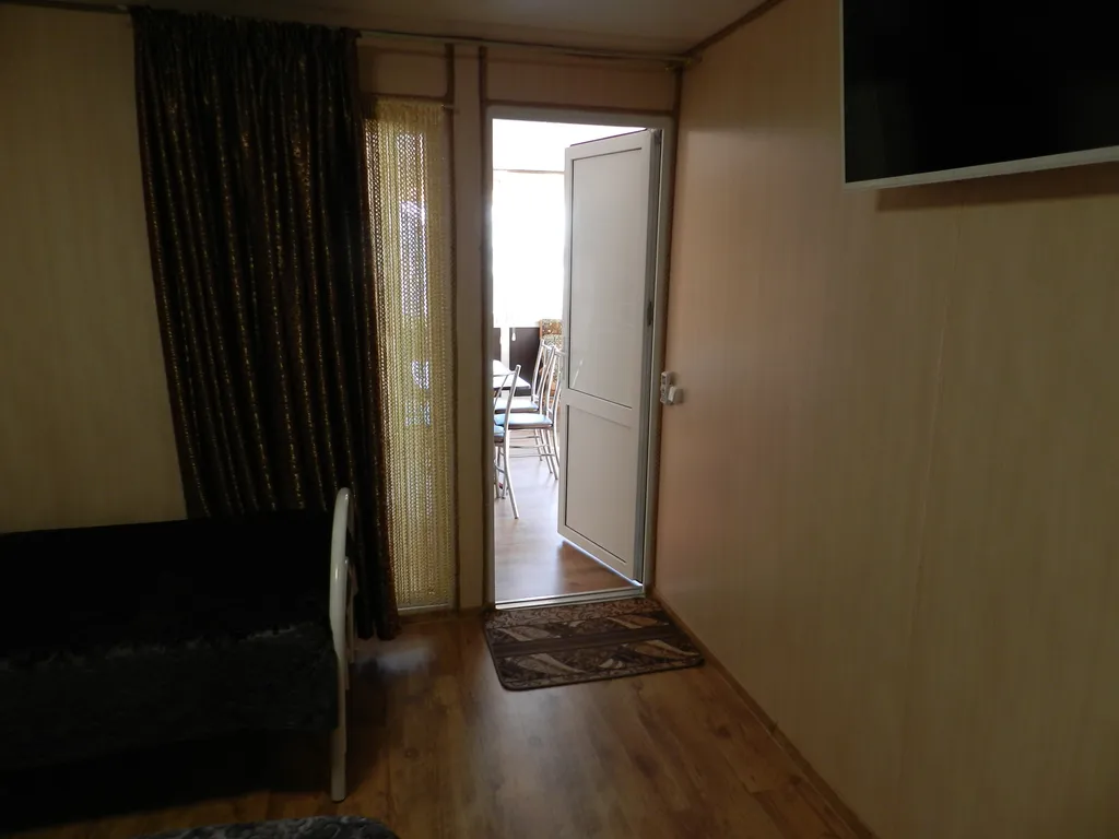 Домики на пляже Золотой Якорь с видом на море