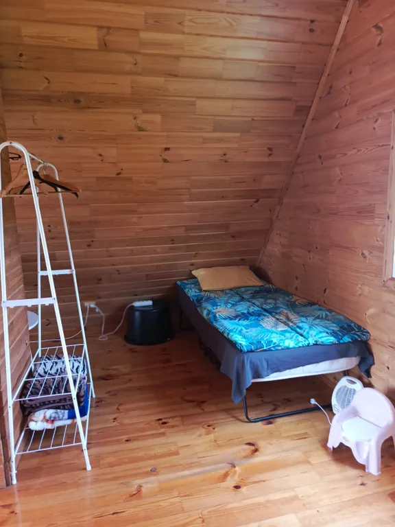 Домик в деревне на берегу реки