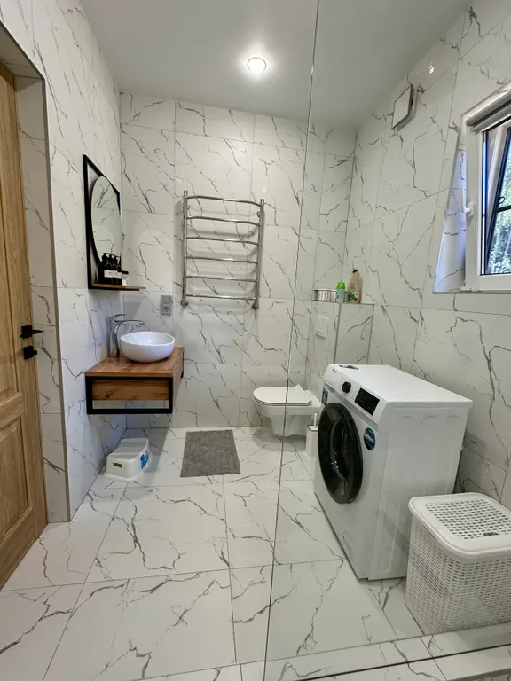 Уютный дом в сосновом лесу