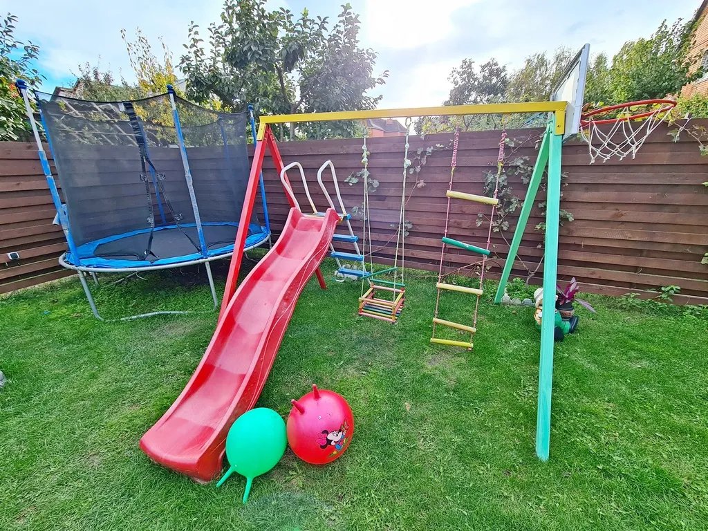 Коттеджу моря: костровая чаша камин детская территория бассейн баттут.