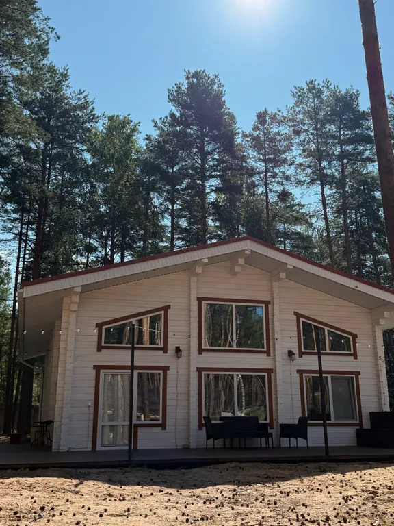 Белый дом и сосны