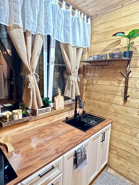 Уютный домик у леса