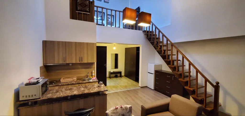 Квартира Просторный двухуровневый апартамент в 30 метрах от гондолы — аренда посуточно в Гудаури