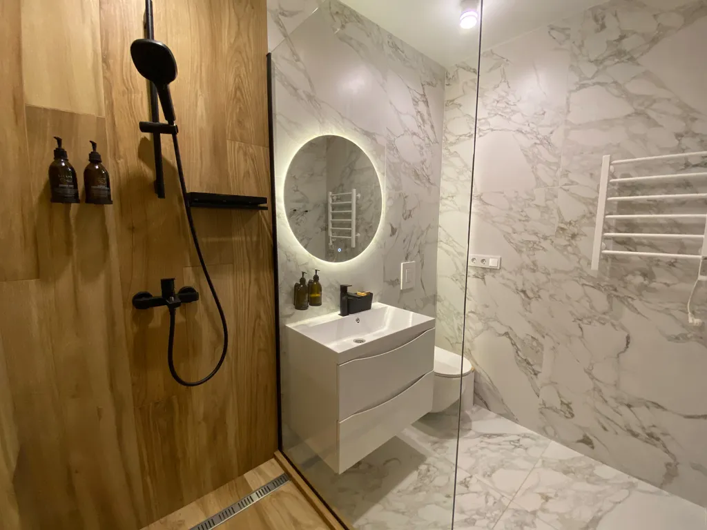 Студия с видом на горы в центре