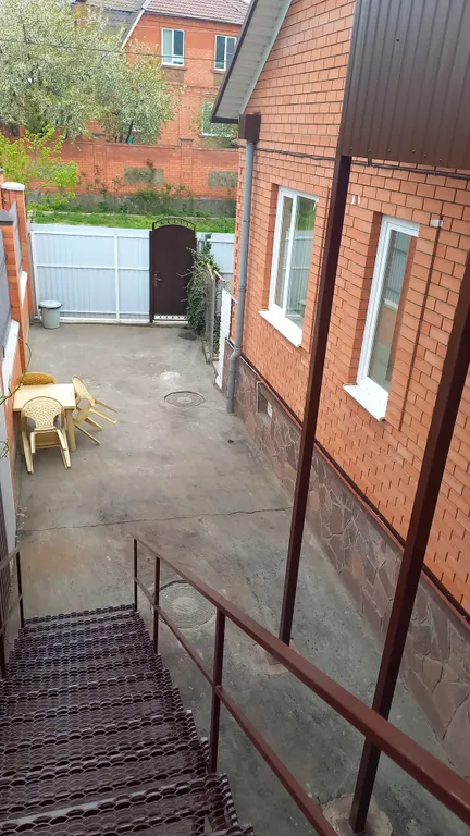 Уютная комната в доме с ванной комнатой