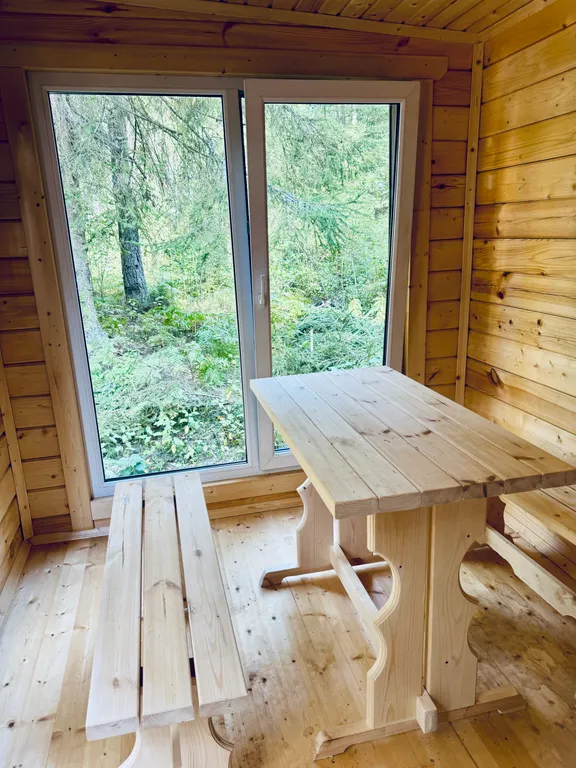 Дом A-frame с баней и джакузи под открытым небом в сосновом лесу