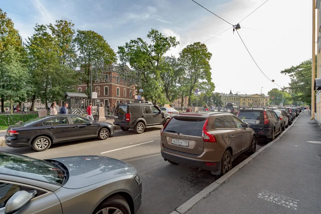 В центре, с видом на Адмиралтейский канал и "Новую Голландию"