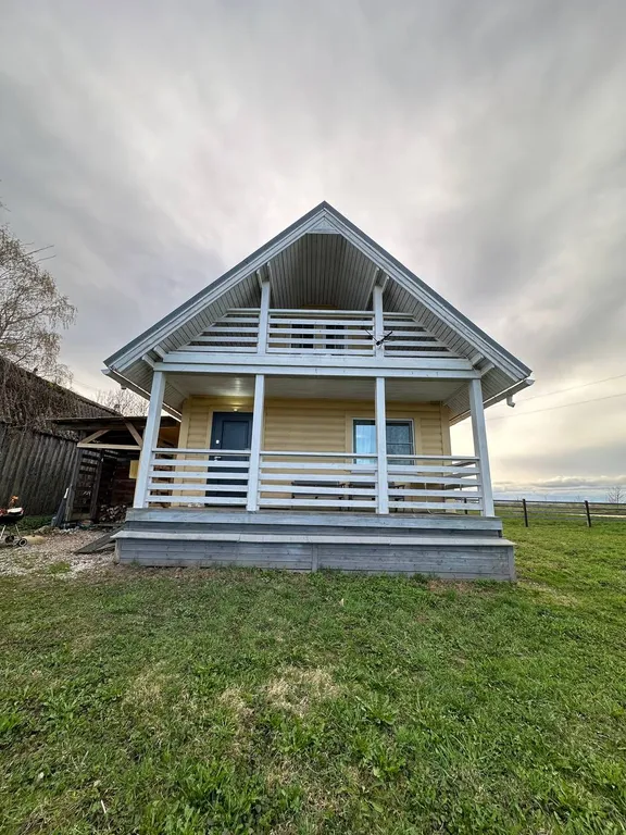 Дом в тихой деревне у озера