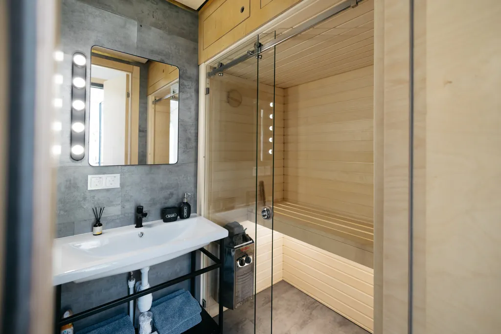 Уютный дом Японская куница с панорамными окнами с видом на лес