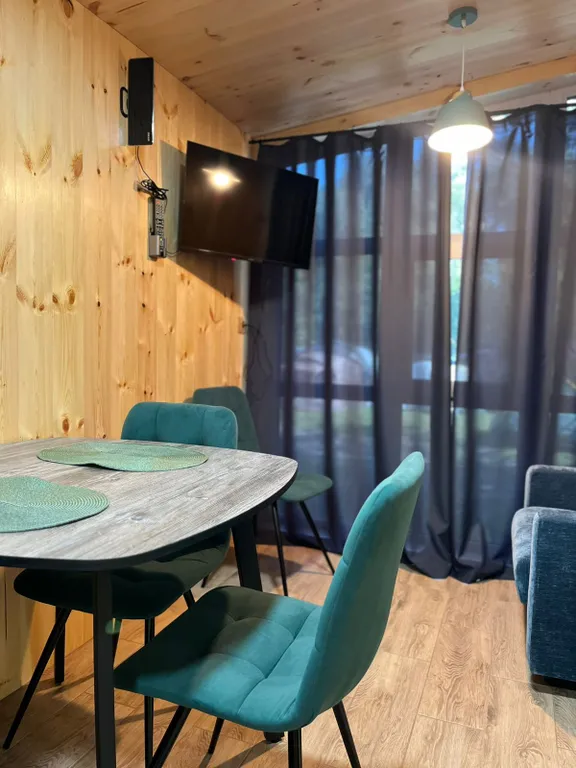 Домик в лесу с панорамным окном