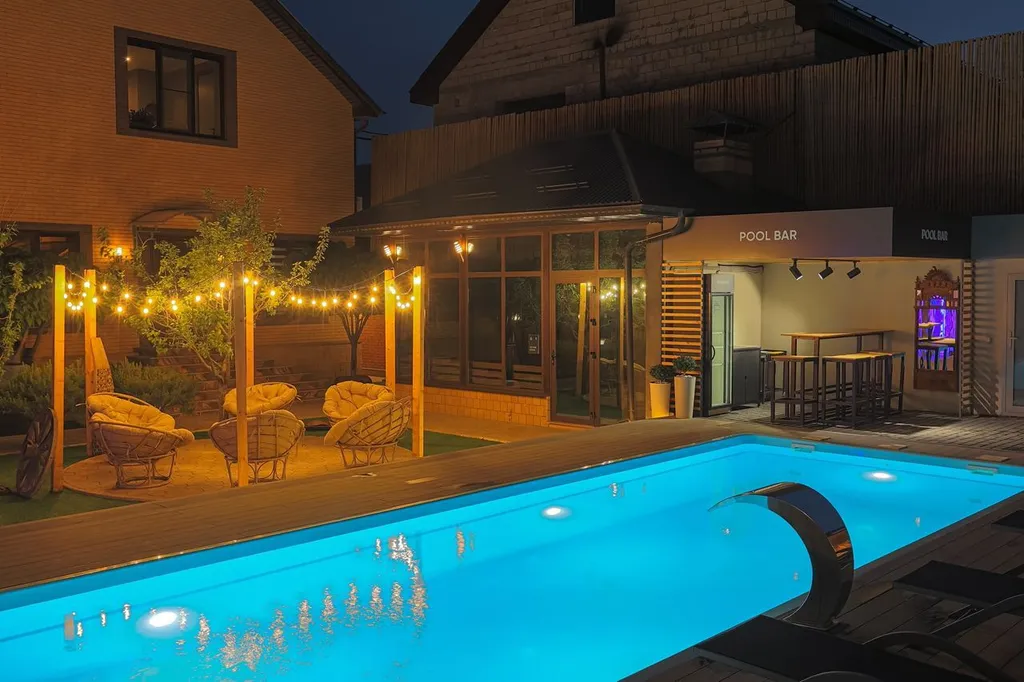 Бассейн с подогревом и лаундж зоной