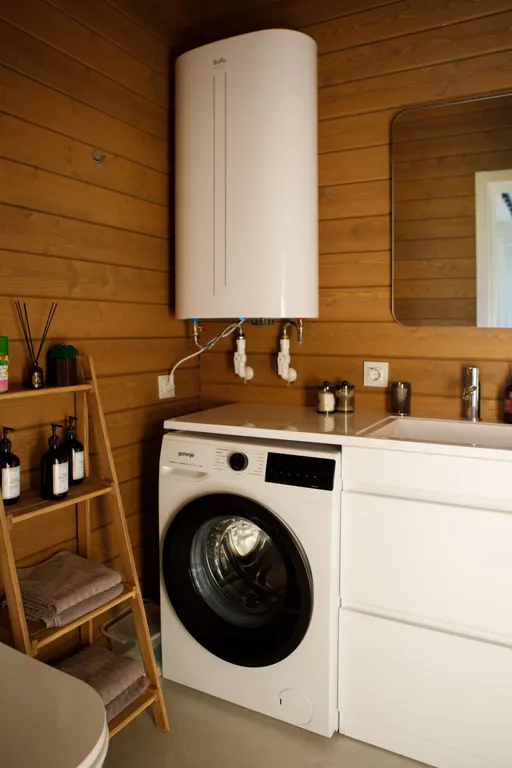 Дом с сауной и горячим чаном на участке с соснами