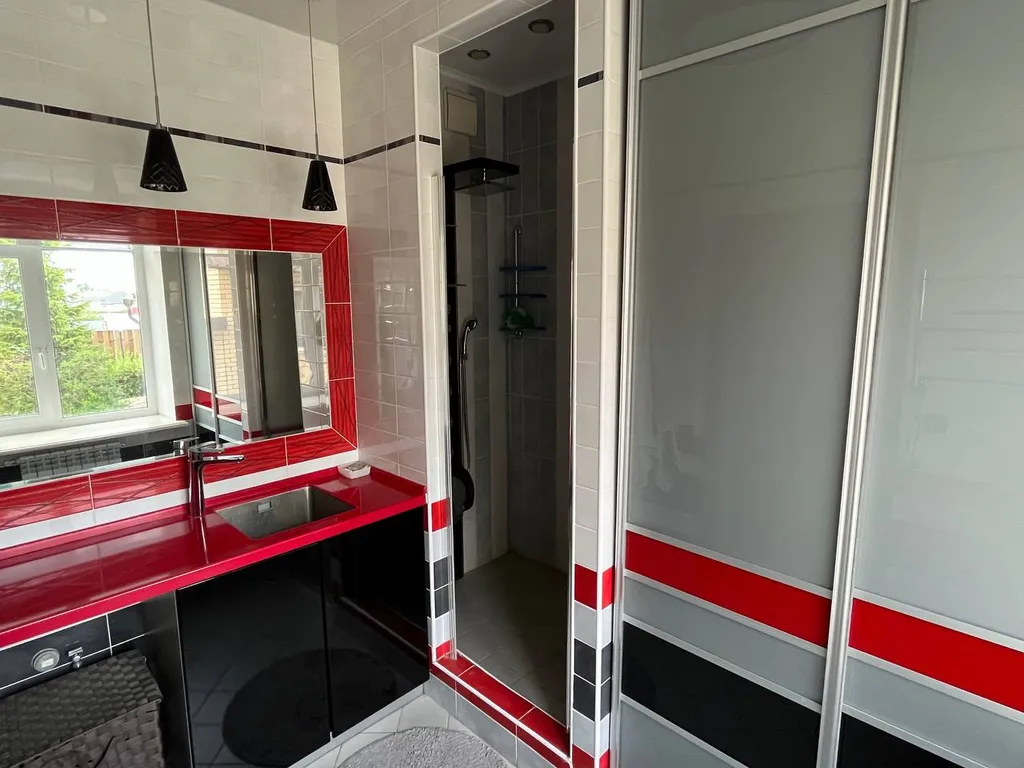 Коттедж и деревянная баня с большой комнатой отдыха