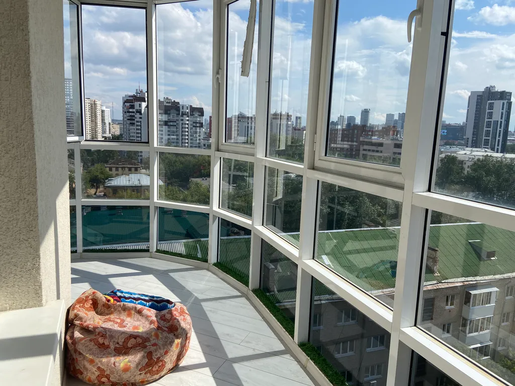 Видовая квартира с панорамным окном в центре