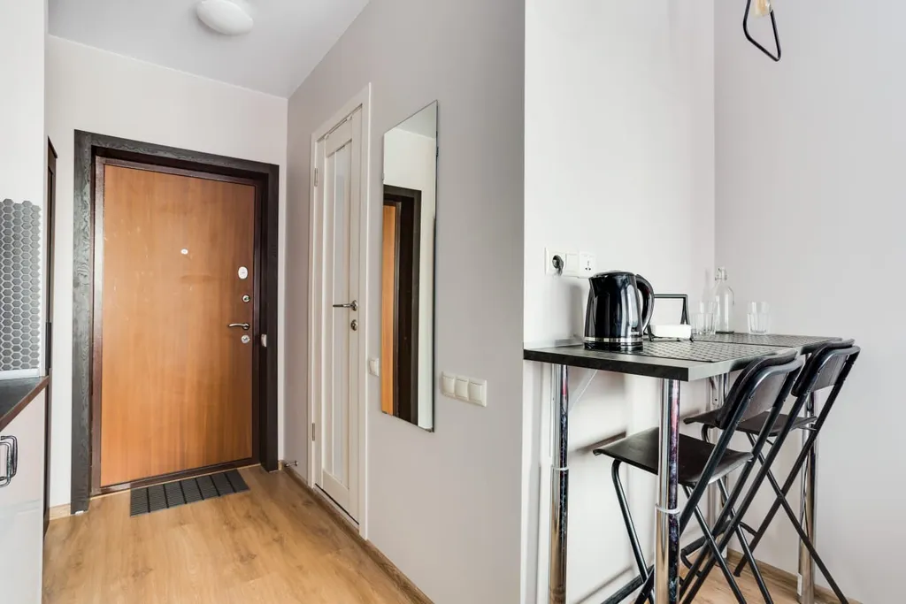 Студия в красном рядом с Мегой