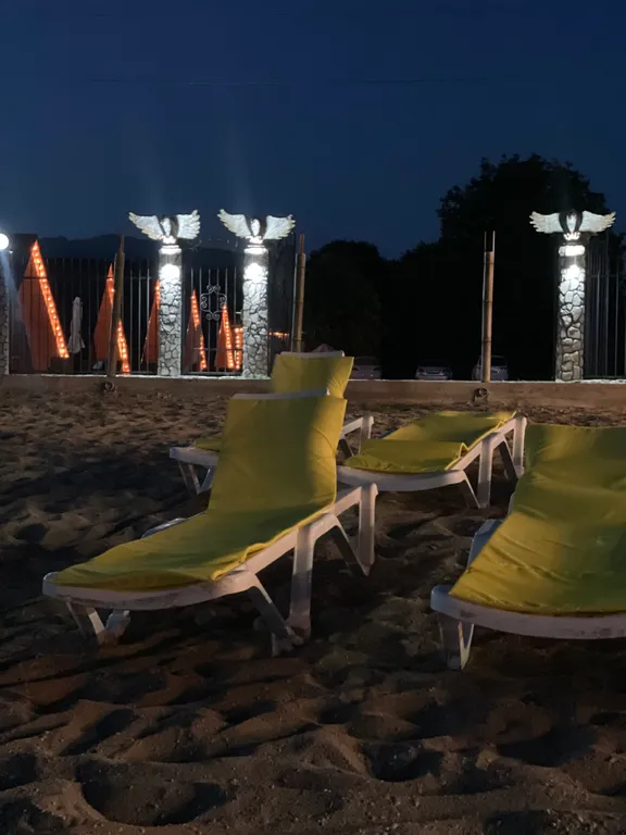 Атмосферные дома a-frame на берегу моря