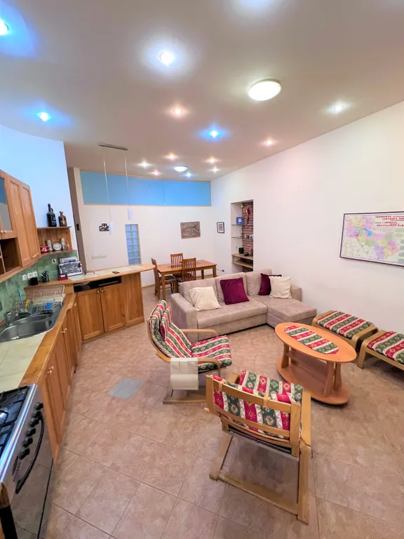 Квартира с балконом у площади Республики и экскурсии с Рубеном