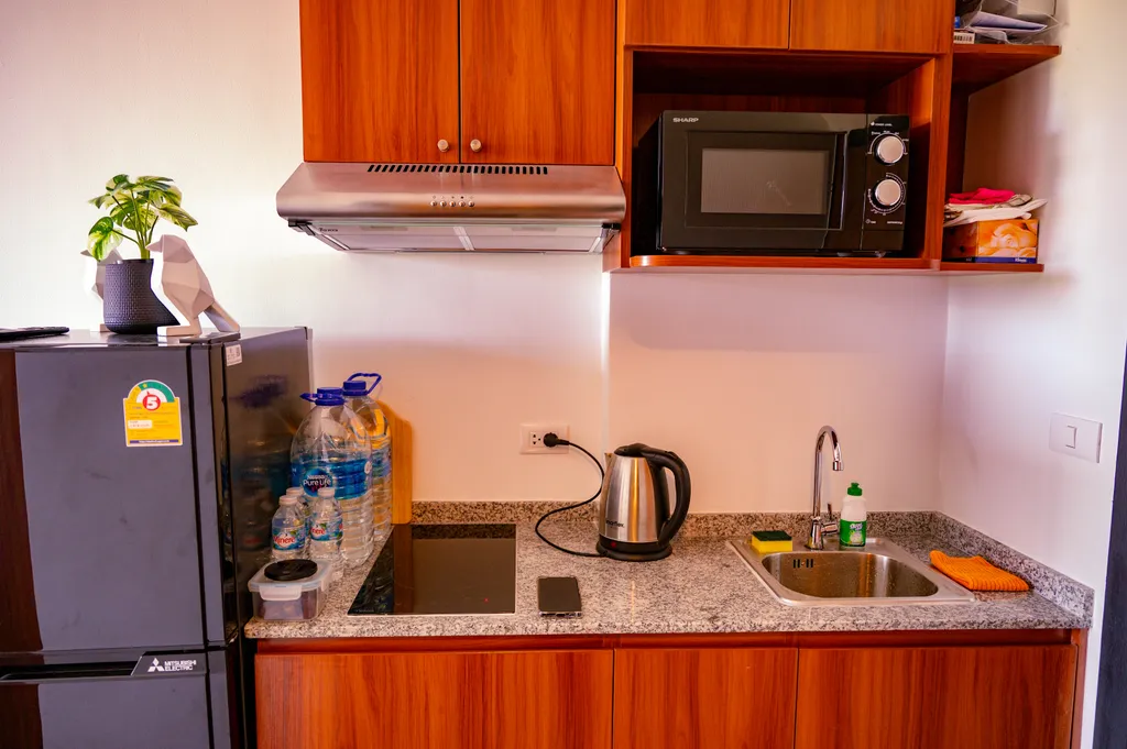 Квартира с большим бассейном и теннисным кортом рядом с пляжем