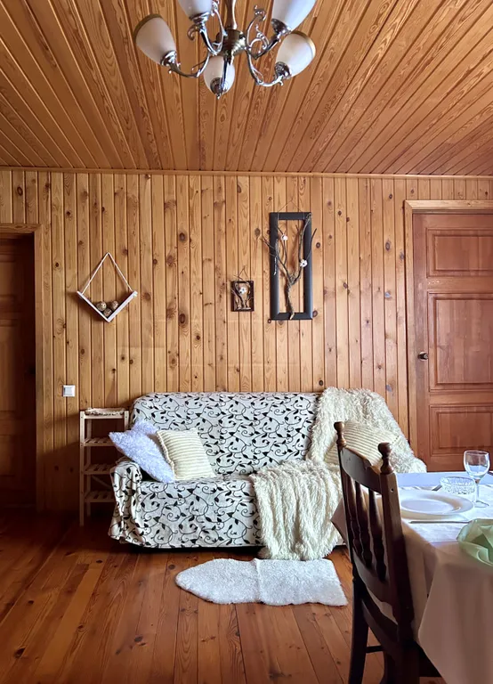 Большой коттедж с камином Гнездо