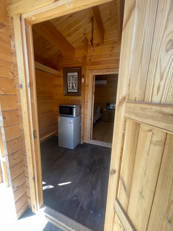 Небольшой уютный деревянный домик в живописном месте