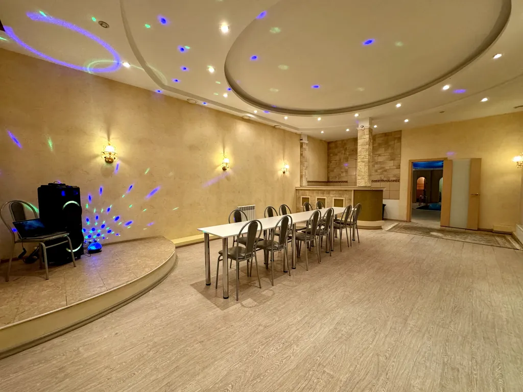 Дом с сауной и бассейном в черте города