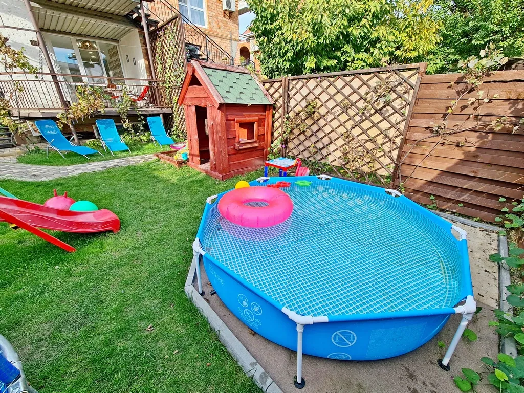 Коттеджу моря: костровая чаша камин детская территория бассейн баттут.