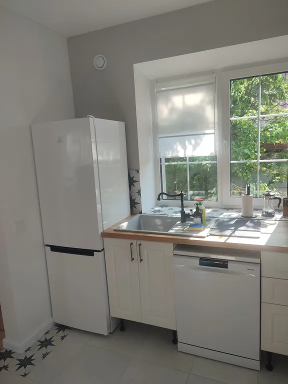 Дом с камином, красивой беседкой  большой территорией недалеко от моря